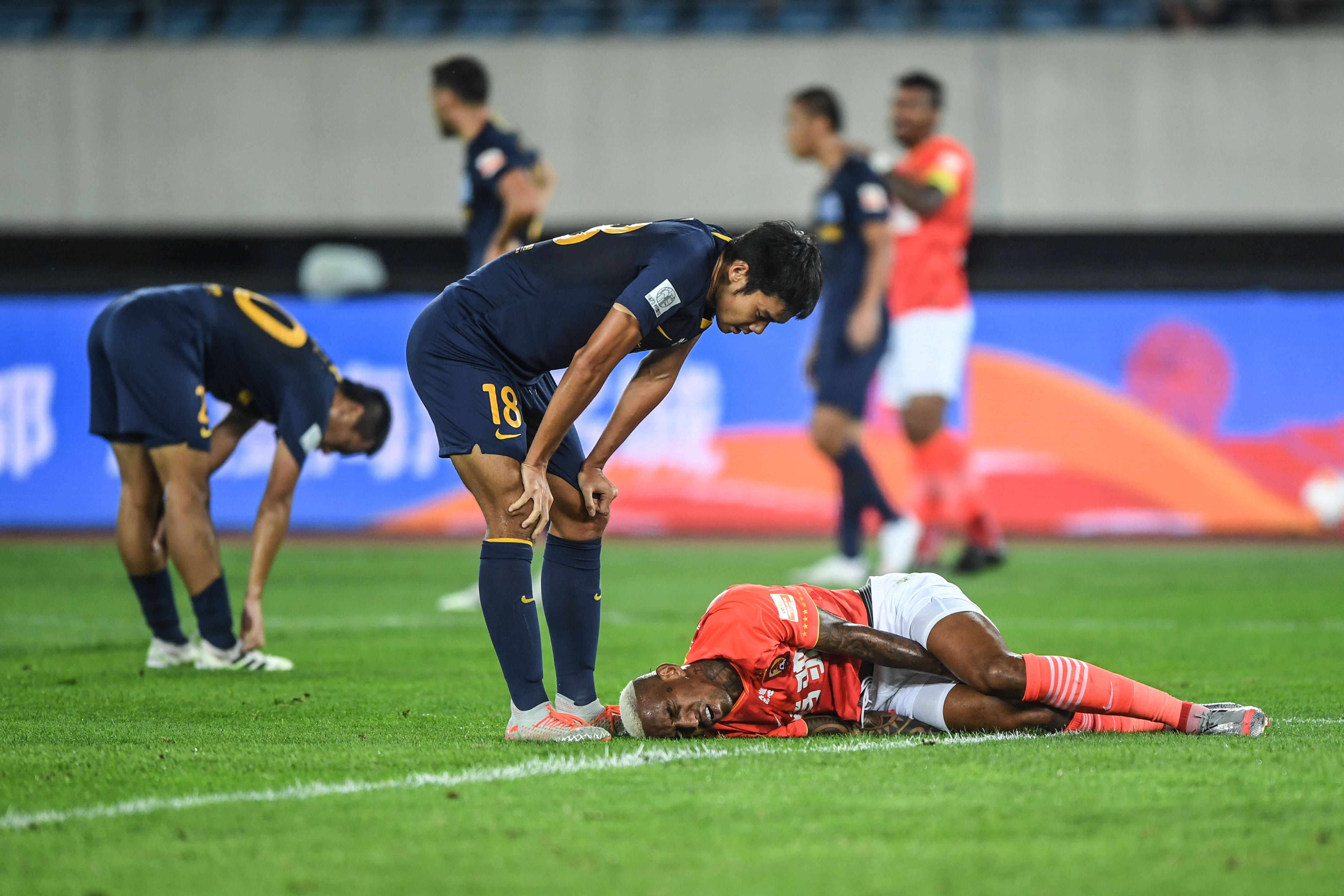 开云体育中国-足球明星选手受伤退赛，引发热议