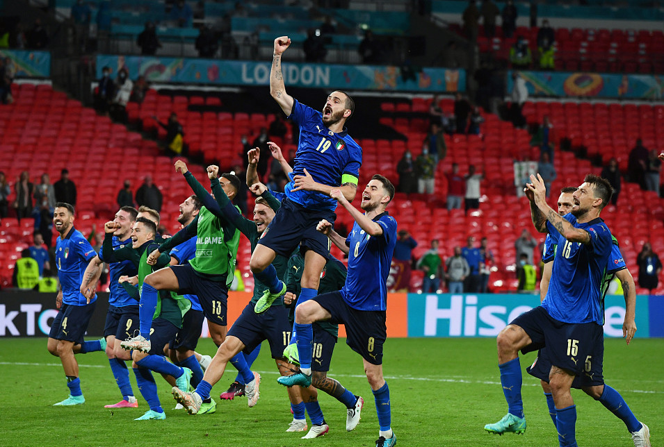 开云体育入口-豪门对决！赛车上演世纪大战