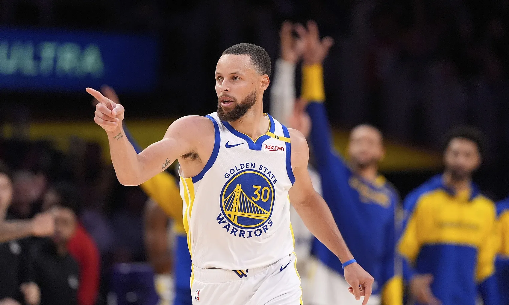 开云体育入口-天津队横扫凯尔特人，库里高光表现